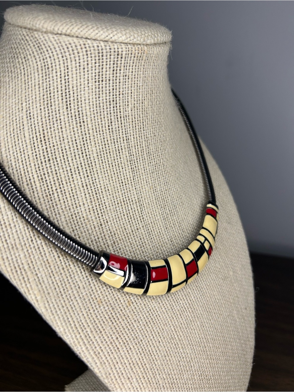 Vintage Monet Directives Red Cream Grey Enamel Modernist Collar Necklace - Picture 2 of 5